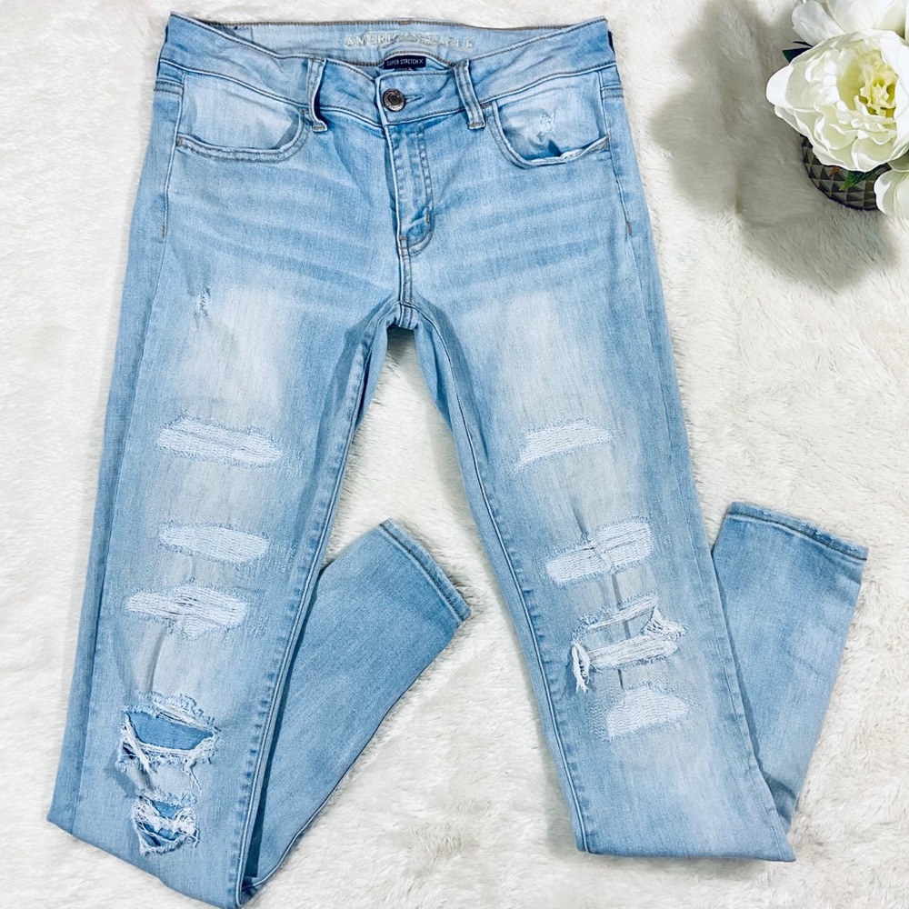 American Eagle Light Wash Distressed Skinny Jeans
